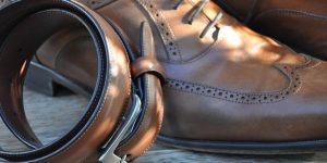 Zapatos y cinturón de cuero vegano