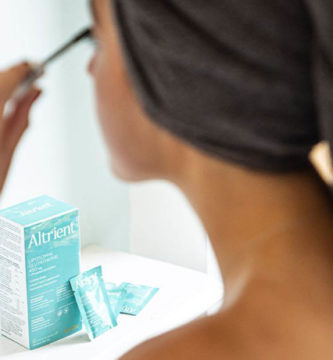 Altrient Liposomal_mujer maquillandose
