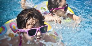 Niñas bañandose en el piscina