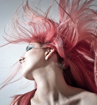Consejos para el cuidado del cabello tras el baño en el mar_ pelo rosa - Consumir Vegano